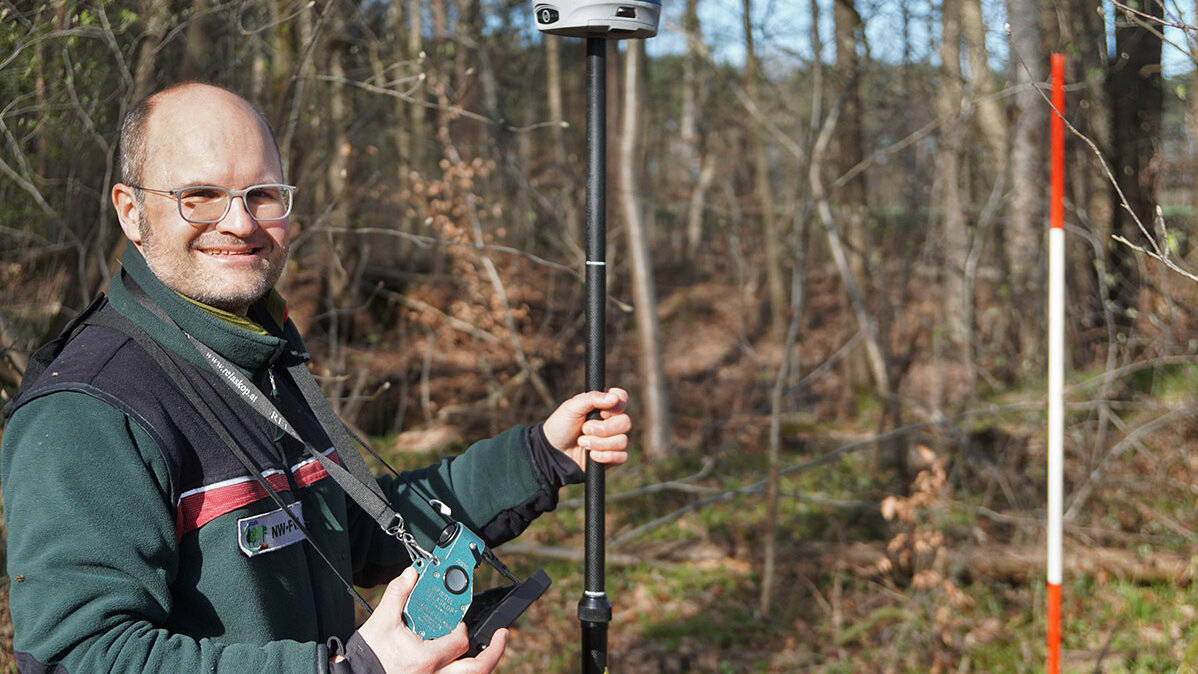 Förster mit Messgeräten im Wald