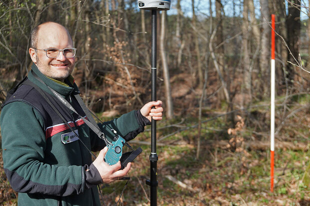 Förster mit Messgeräten im Wald