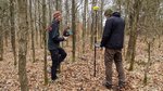 2 Wissenschaftler im Wald mit Laserscanner